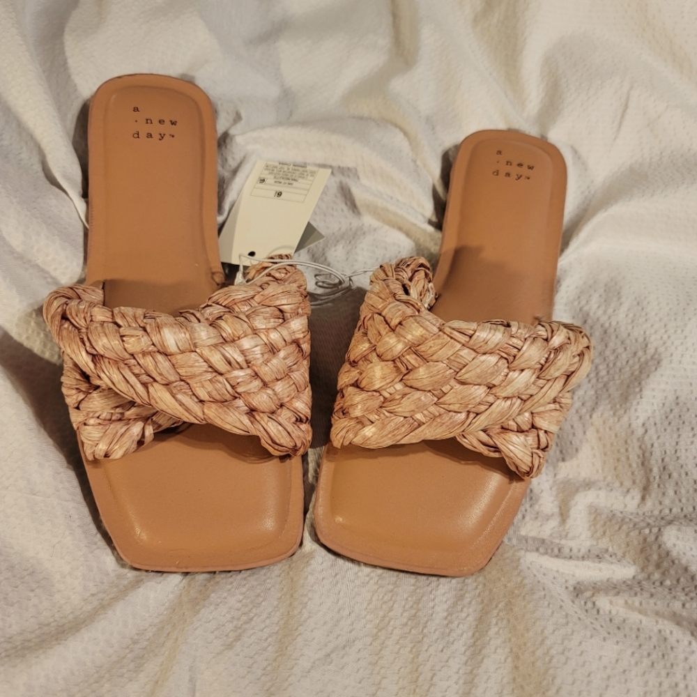 NWT GORGEOUS  STRAW TEXTURE MEMORY FOAM SLIDE SANDAL SLIDE POOL BEACH SHOE